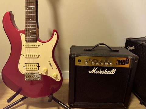 Guitarra Stratocaster Yamaha Pacifica com Amplificador Marshall MG15