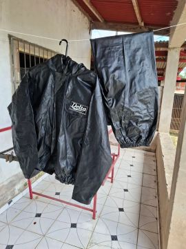 Conjunto de chuva Delta - Impermeável e moderno