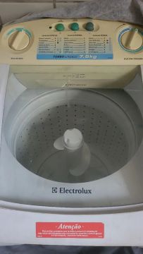 Máquina de Lavar Roupa lava e centrifuga