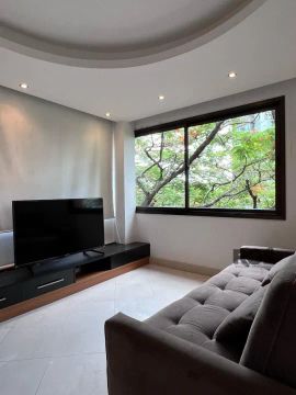 Excelente apartamento inteiramente decorado e mobiliado, com ótimo acabamento em localizaç