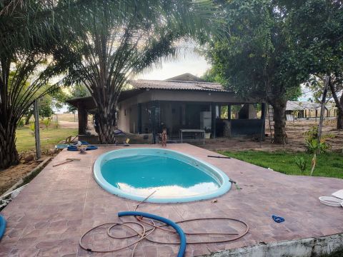 Sítio com piscina e área verde