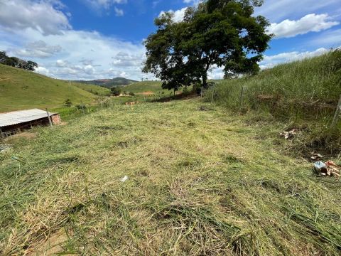 Lote em São Geraldo, Mantenopolis. Ótima localização e pronto para construir 