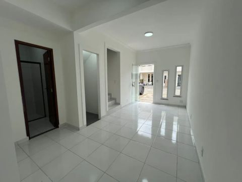 Casa Duplex CONDOMÍNIO VITÓRIA RÉGIA 80 m²/ 02 Suítes 1 Master com Closet ambas Climatizad