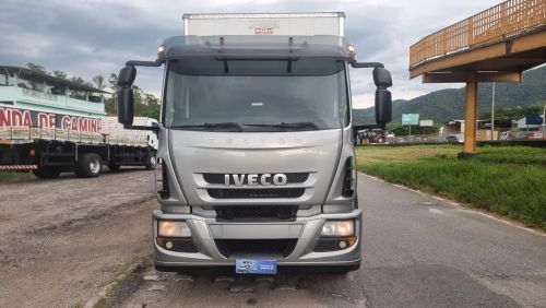 Iveco Tector modelo 240 E 28 ano 2015 encabinado com ar condicionado no baú isolado