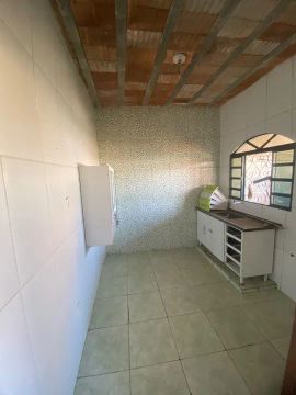 Oportunidade: Casa independente dois quartos perto de escola e farto comércio
