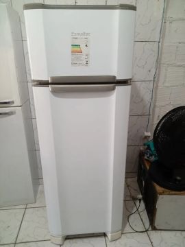 VENDO UMA GELADEIRA ESMALTECK 