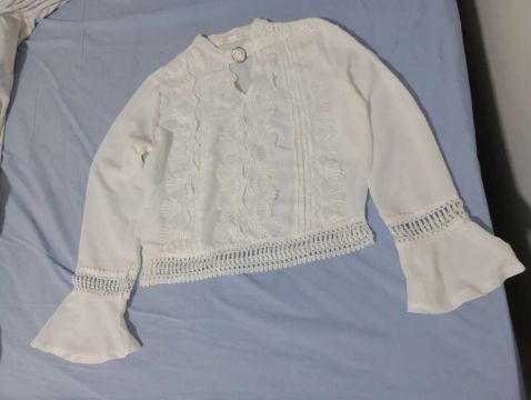 Blusa branca de renda feminina