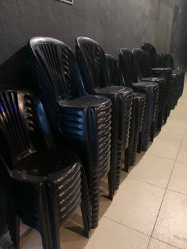 100 cadeiras de plástico até 154 kilos