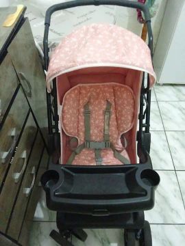Carrinho de Bebê Rosa com Detalhes em Floral