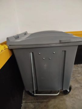 Lixeira container de plástico retomoldado com rodas e pedal - Cinza