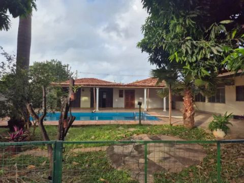 Casa de esquina a preço de lote no Lago Norte