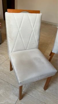Mesa com quatro cadeiras 