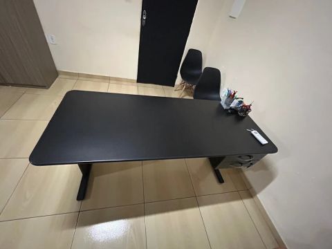 Escrivaninha com 2 gavetas com chave