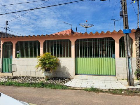 Casa no conjunto Universitário 
