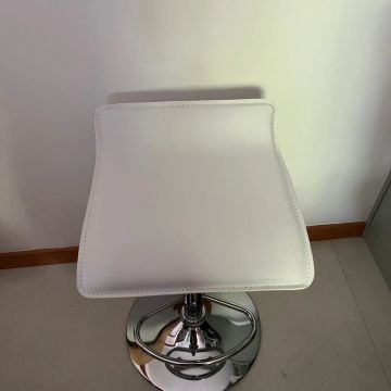 Banqueta Giratória Branca - Moderna e Elegante
