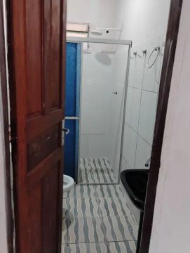 Aluga-se essa casa por 900 reis paga água e luz 