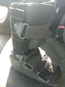 Bota ortopédica semi nova.