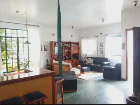 Casa Condomínio - Condomínio Jardim das Colinas - 4 Dormitórios - 319m².