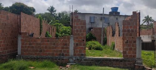 Terreno com boa parte da casa já construída!!!