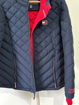 Jaqueta Puffer com capuz da Tommy Hilfiger