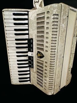 Acordeon Eagle 120 baixos muito nova