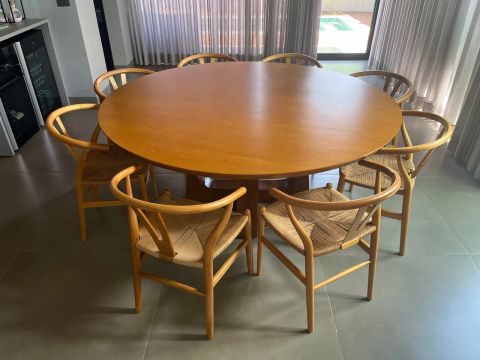 Vendo mesa com 8 cadeiras 