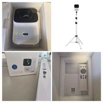 Projetor Portátil com Tripé e Controle Remoto