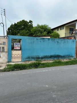 Casa com terreno grande 