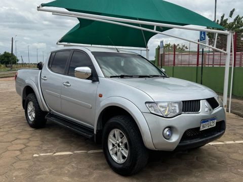 Vende se uma Caminhonete pickup L200 Triton 3.2  Diesel Automático. 