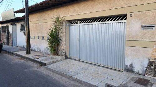 Casa na cohab com 04 quartos sendo uma suíte, sala, cozinha... Boa localização...