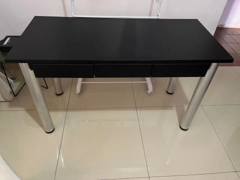 Mesa de escritório com 3 gavetas