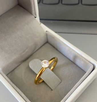 Anel banhada ouro com Pedra Solitária