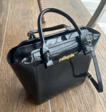 Bolsa petijolie preta de mão ou  transversal, semi nova.