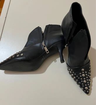 Bota John John preta com detalhe de taxas