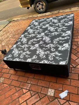 Cama Box de Casal com Desenho Moderno