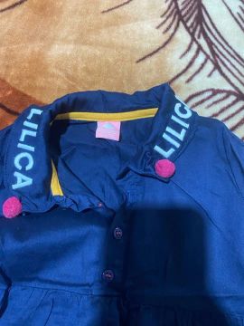 Lindo vestido Lilica ripilica com pompom na gola e bordado da marca, muito lindo 