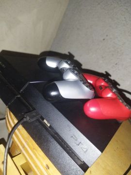 Playstation 4 Slim 500gb com 2 Controles
