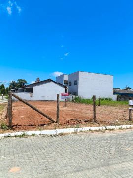 Vende-se Terreno de Esquina