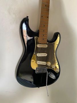 Guitarra Elétrica - Preta com detalhes em dourado