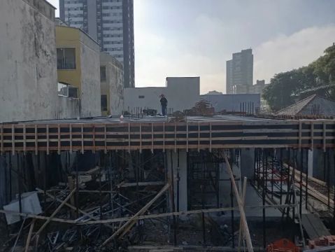 Vagas para ferreiro carpinteiro e pedreiro e ajudante, construção de prédio da Imobe 