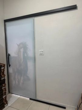 Porta de correr (220x95)em vidro 8mm com design moderno