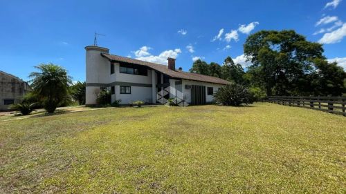 Área de terras com casa de 04 dormitórios e galpão/pavilhão.
