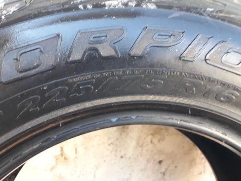 Pneu 225 75  R16