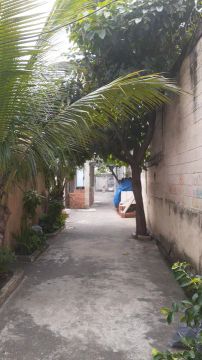 Casa  confortável com estrutura para segundo andar  já iniciada  e terraço 