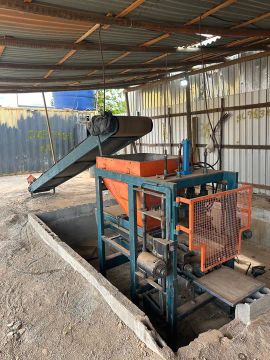 Vende-se Fábrica com Máquina de blocos e pavers hidráulica - com apenas 6 meses de uso