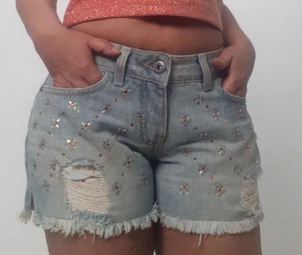 shorts jeans com aplicação de pedrarias hering