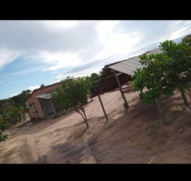 Chácara com casa e área verde 