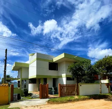 Casa cinematográfica reformada e semi mobiliada