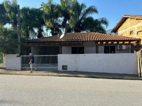 CASA PARA ALUGAR EM AGUAS MORNAS 