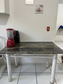 Mesa de granito com estrutura branca